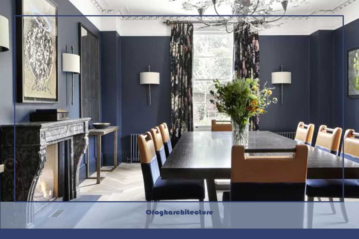 ایده رنگ اتاق غذاخوری با دیوارهای سرمه‌ای، سقف سفید، شومینه مرمری و صندلی ناهارخوری نارنجی