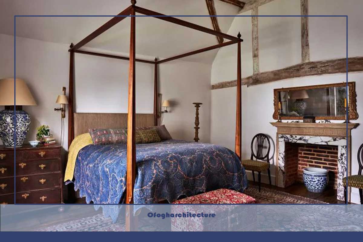 اتاق خواب سنتی با تخت چوبی چهار پوستر و دراور و شومینه مرمری و شومینه چوبی