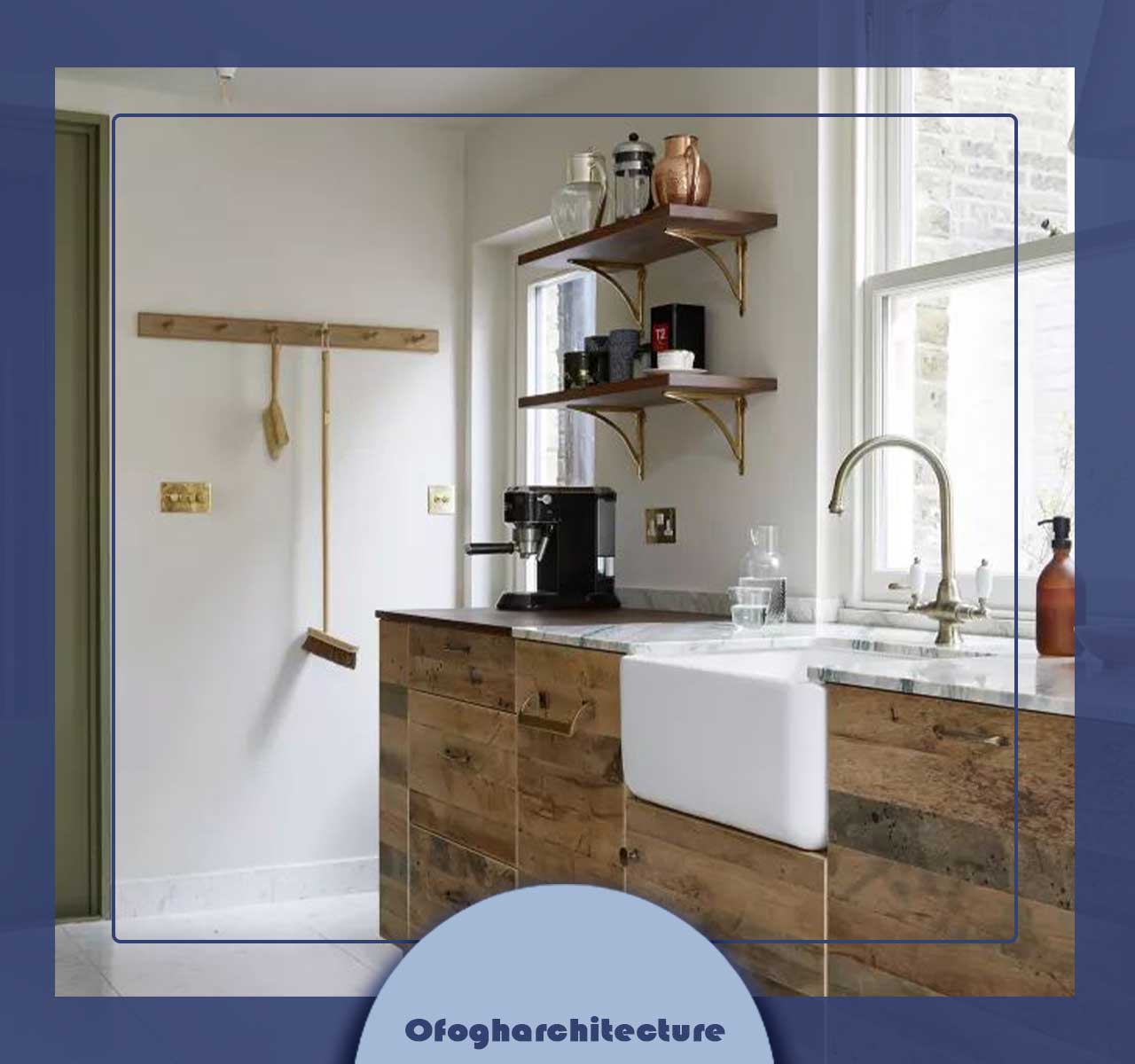 آشپزخانه با کابینت‌های پایه با روکش چوب و قفسه‌های دیواری باز