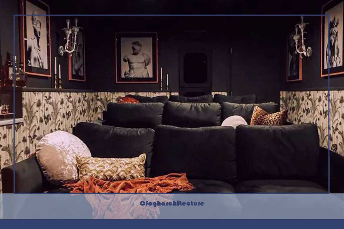 اتاق تلویزیون با کاناپه‌های مخملی، کاغذ دیواری، دیوارها و سقف مشکی، زیرپایی کرکی، سینی، چاپ روی دیوار، چراغ‌های دیواری