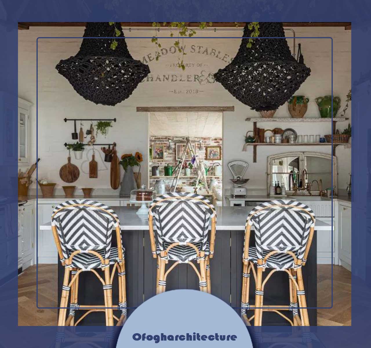 گرایش‌های آشپزخانه که کاشی‌های تک‌رنگ و صندلی‌های بار با نور آویز مشکی را نشان می‌دهد.