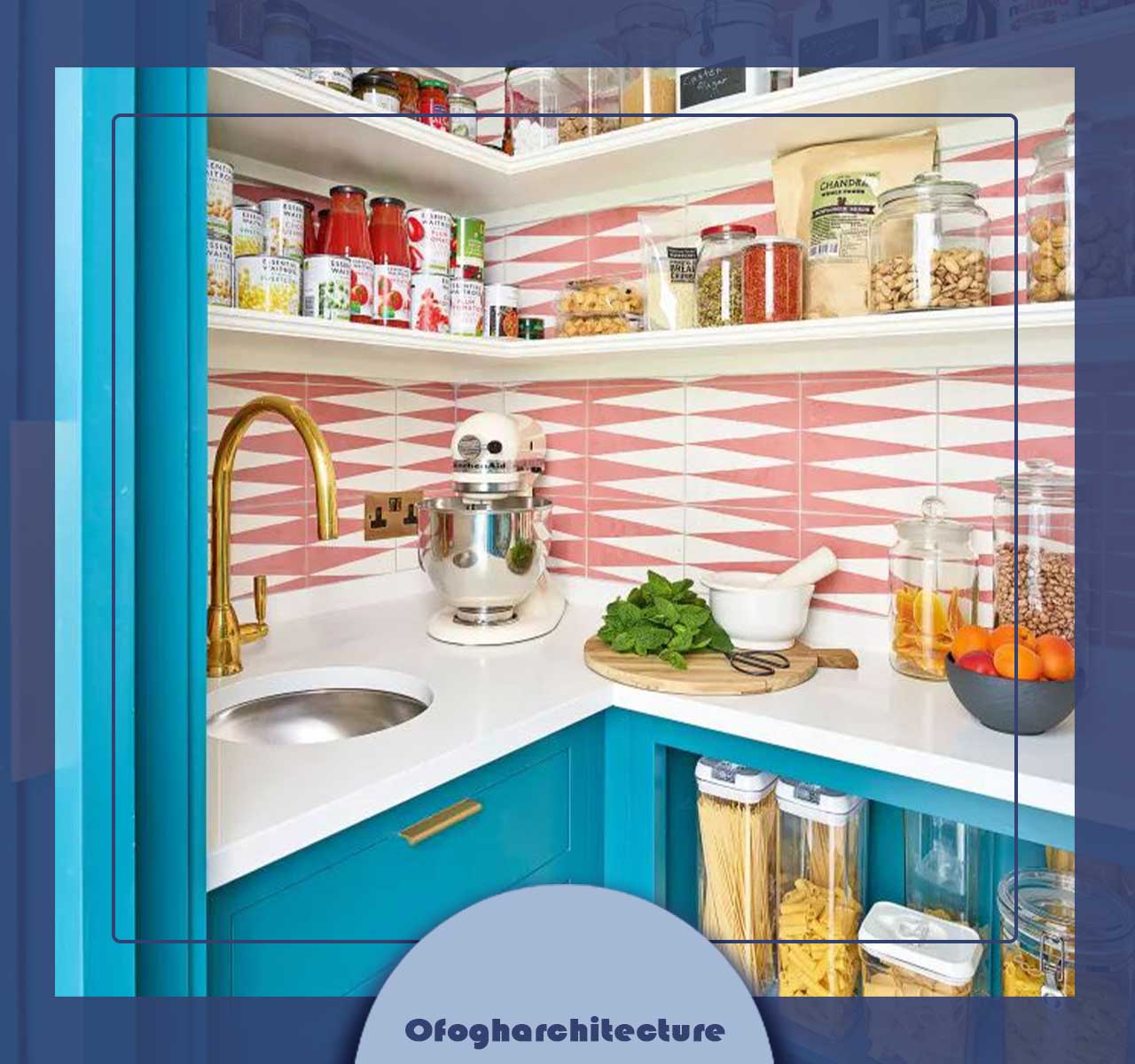 انباری آشپزخانه با قفسه بندی سفید، کابینت‌های آبی و بک اسپلش کاشی کاری شده صورتی و سفید