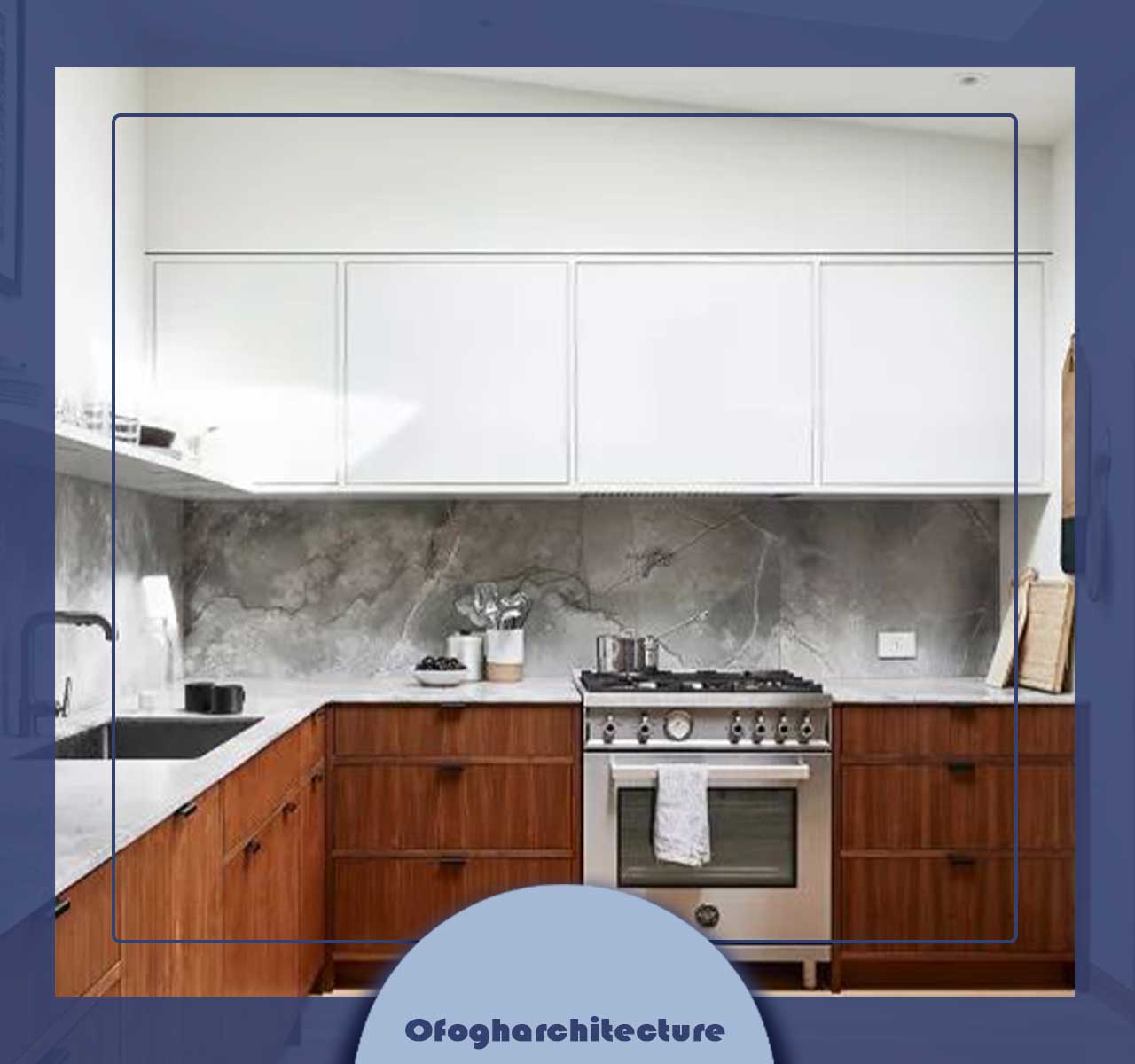 آشپزخانه اواسط قرن با کابینت‌های گردویی و درهای تخته‌ای سفید