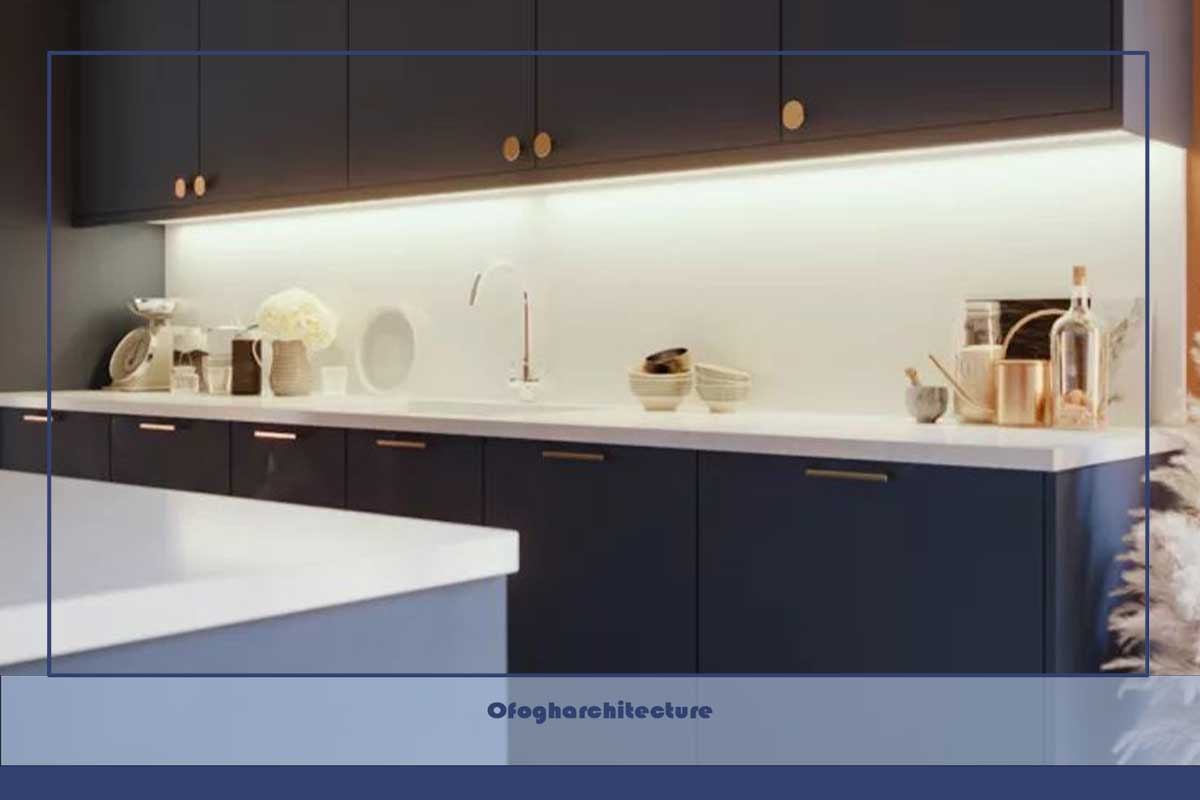 سبک آپارتمانی آشپزخانه مدرن آبی سرمه‌ای با میزهای سفید و نورپردازی زیر کابینت، سقف چوبی، دستگیره‌ها و دستگیره‌های برنجی