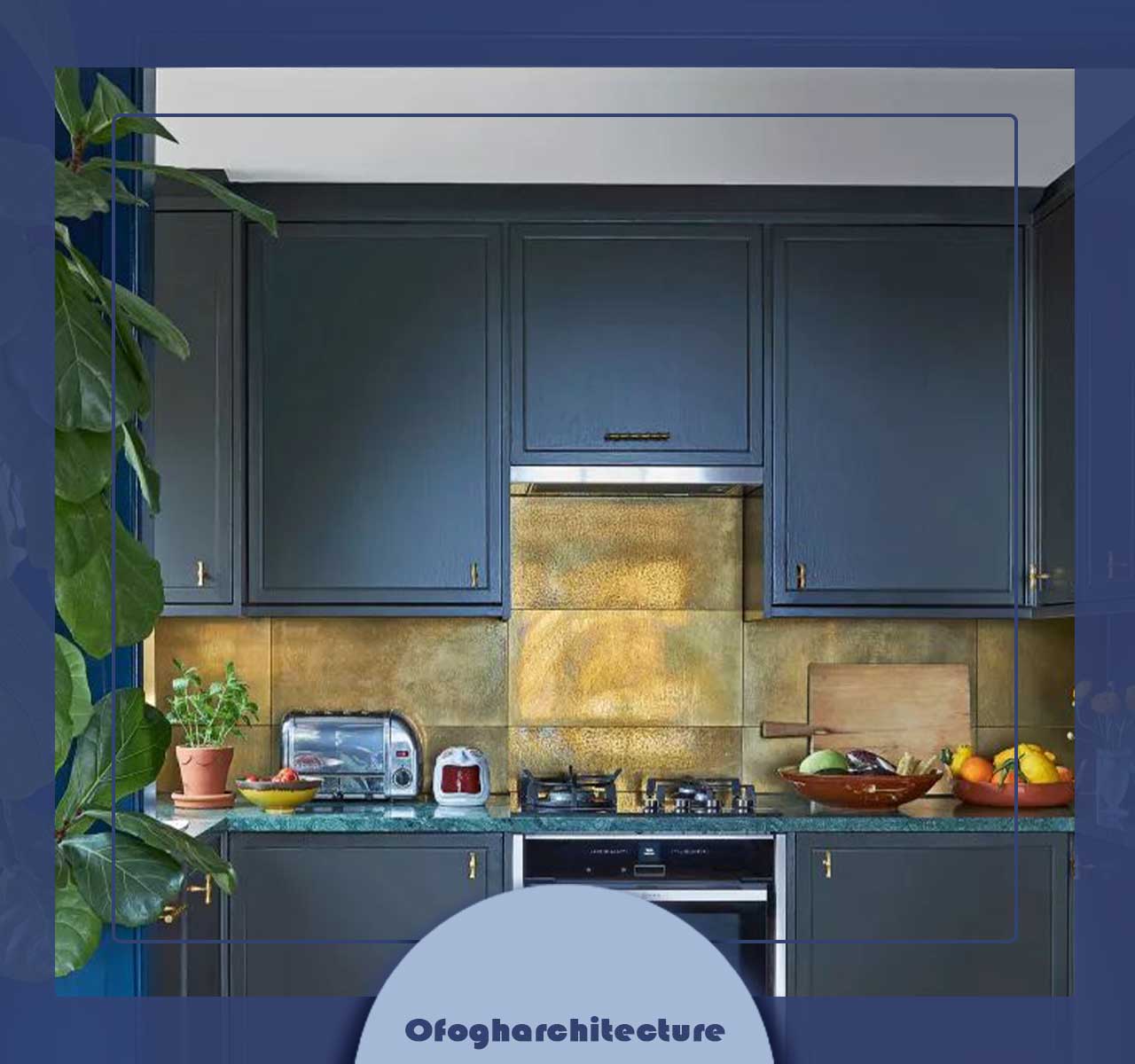 آشپزخانه آبی با پشتی متالیک و کابینت‌های رنگ شده