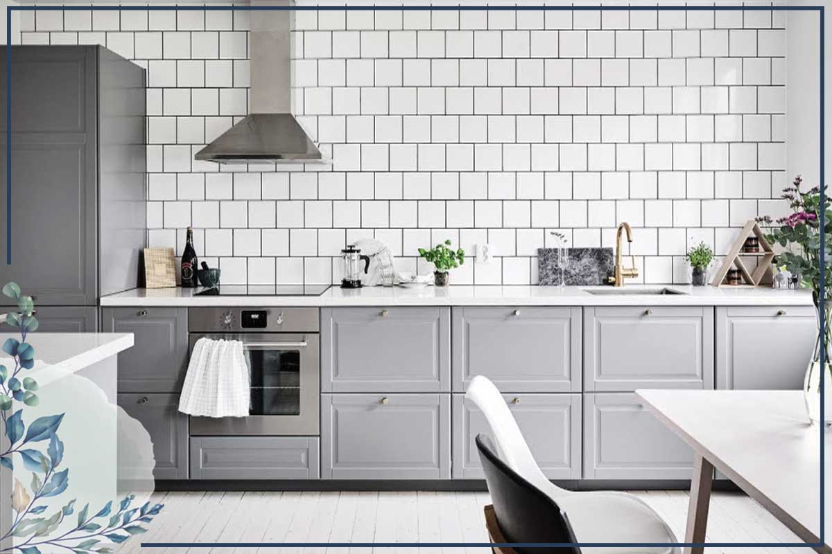 طراحی آشپزخانه سفید طوسی توسط طراح حرفه ای 